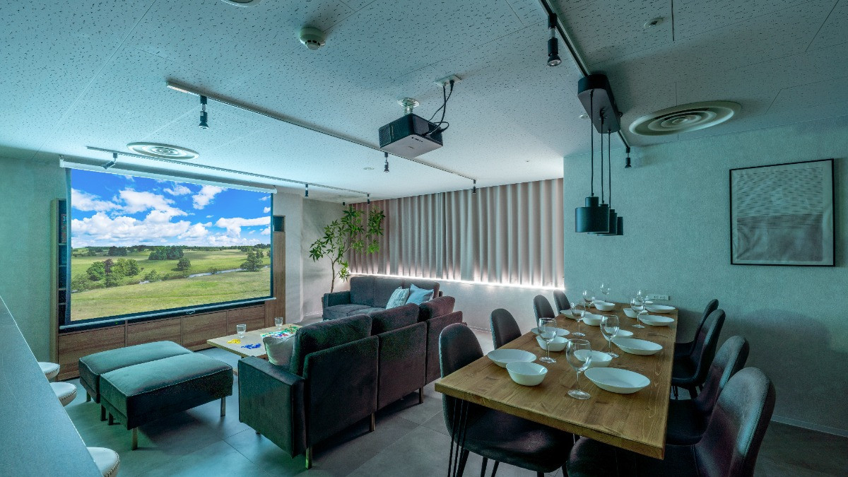 601_LIVING大阪梅田を1時間1,870円で予約｜カシカシ